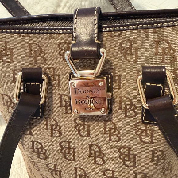 Dooney & Bourke Monogram Bucket Shoulder Bag 9x10 EUC - Picture 7 of 12